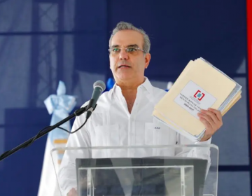 Abinader entrega 535 t&iacute;tulos en Monte Plata; cada uno cost&oacute; RD$80 mil