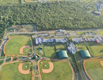 Amordazan seguridad y roban en academia Orioles en Boca Chica
