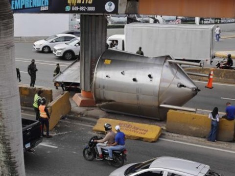 Cami&oacute;n impacta soporte de elevado en intersecci&oacute;n de avenidas John F. Kennedy y Winston Churchill