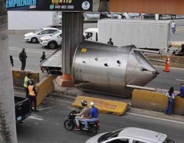 Cami&oacute;n impacta soporte de elevado en intersecci&oacute;n de avenidas John F. Kennedy y Winston Churchill
