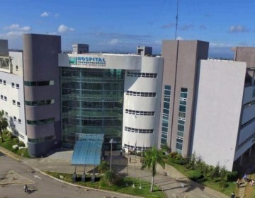 Llevan al Ney Arias Lora a tres bomberos afectados por incendio en La Victoria