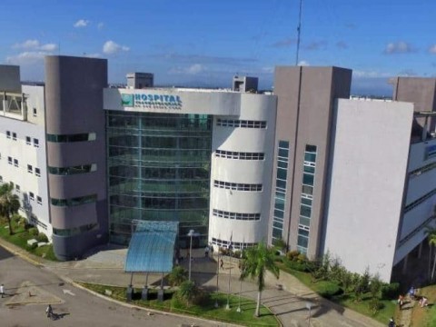 Llevan al Ney Arias Lora a tres bomberos afectados por incendio en La Victoria