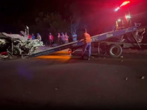 Dos camiones chocan en autov&iacute;a del Nordeste; hay tres muertos