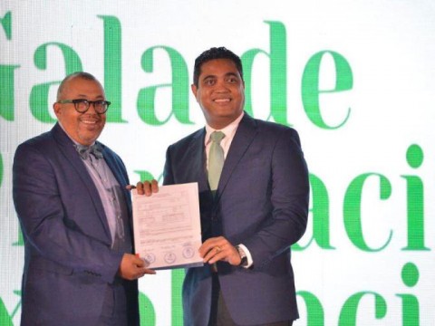 Ministro Kelvin Cruz entrega recursos para remozar la oficina de la ACD