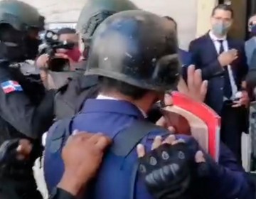 Con Biblia en mano, Adan C&aacute;ceres llega a la corte en busca de libertad
