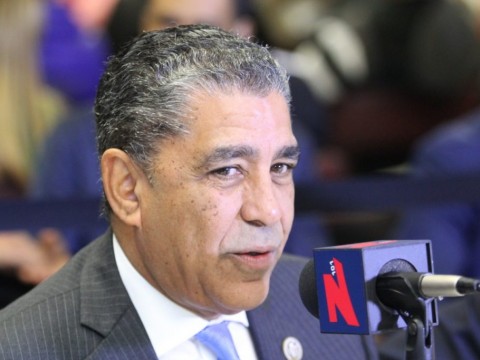 Senador Espaillat cree que alerta migratoria de EE. UU. ser&aacute; quitada esta semana o la pr&oacute;xima