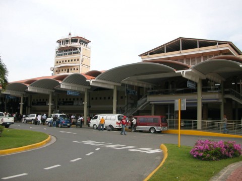 Pasajeros varados en el Aeropuerto Cibao se quejan por medidas adoptadas por el gobierno 