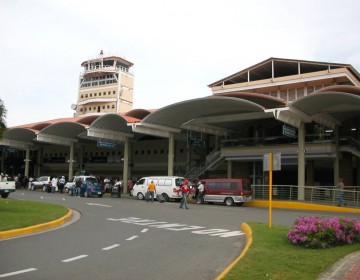 Pasajeros varados en el Aeropuerto Cibao se quejan por medidas adoptadas por el gobierno 