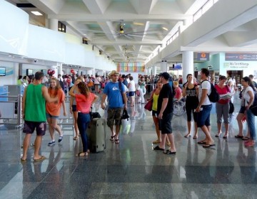 Turistas Europeos dejan el pais tras medidas anunciadas por el gobierno para prevenir el Coronavirus