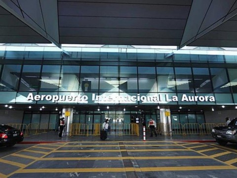 Un grupo de 25 dominicanos quedan varados en aeropuerto de Guatemala