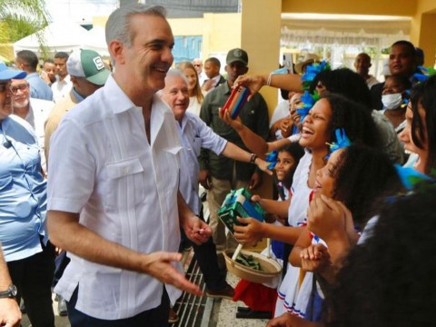 Presiente Luis Abinader sostendr&aacute; conversatorio con estudiantes, encabezar&aacute; graduaci&oacute;n de j&oacute;venes del programa 14/24