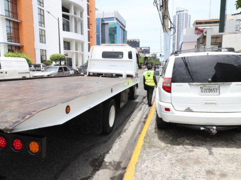 Agentes fiscalizan y orientan conductores en inicio del plan &ldquo;RD se mueve&rdquo;