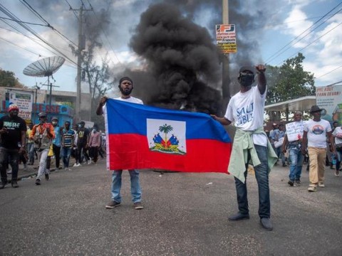 Agentes haitianos exigen en las calles la dimisi&oacute;n del director de la Polic&iacute;a
