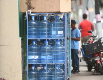 El agua embotellada es expuesta al sol m&aacute;s en las plantas procesadoras que en colmados
