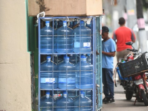 El agua embotellada es expuesta al sol m&aacute;s en las plantas procesadoras que en colmados