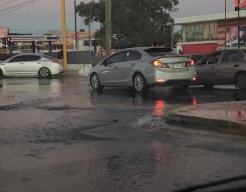 Fuga de agua en la autopista San Isidro