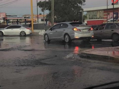 Fuga de agua en la autopista San Isidro
