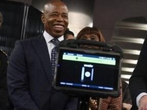 Nueva York instalar&aacute; detectores de armas en el metro pese a descenso en delincuencia