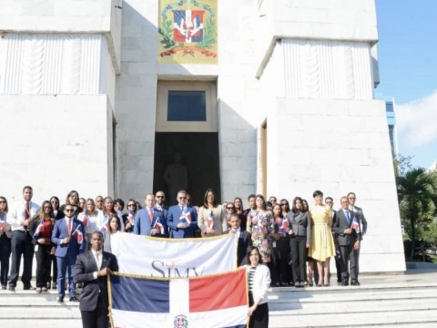 Depositan ofrenda floral en el altar de la patria en ocasi&oacute;n al natalicio de Juan Pablo Duarte y D&iacute;ez