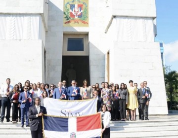 Depositan ofrenda floral en el altar de la patria en ocasi&oacute;n al natalicio de Juan Pablo Duarte y D&iacute;ez