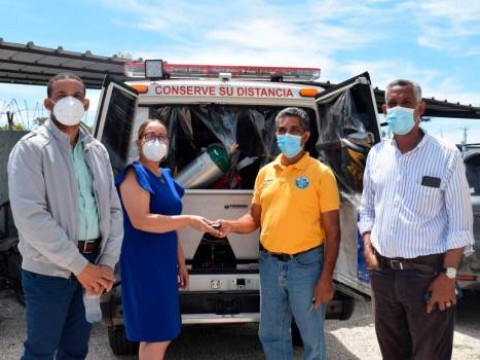 SNS entrega ambulancia a hospital de Pedernales para traslado de pacientes COVID-19