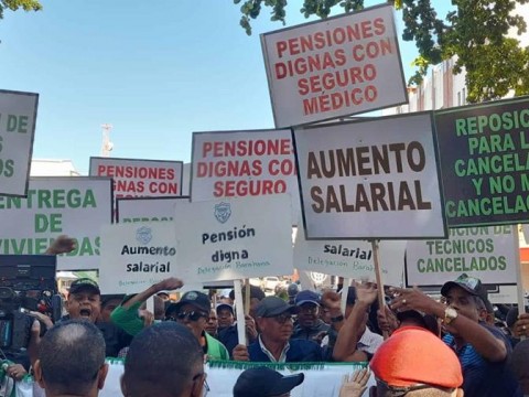 Agr&oacute;nomos marchan al Palacio Nacional en reclamo de aumento salarial y pensiones dignas