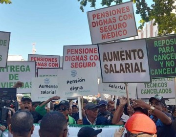 Agr&oacute;nomos marchan al Palacio Nacional en reclamo de aumento salarial y pensiones dignas