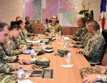 Ministro de Defensa regresa al pa&iacute;s y se re&uacute;ne con la plana mayor para revisar situaci&oacute;n de la frontera