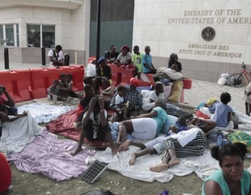Polic&iacute;a haitiana dispersa a congregados ante la embajada de EEUU tras huir de sus barrios