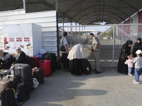 Se permite salir de Gaza a algunos extranjeros y a palestinos heridos