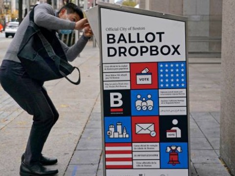 Simpatizante de Trump quema urnas con cientos de votos por correo