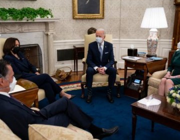 Presidente Biden y legisladores republicanos discuten ayuda por COVID; no hay acuerdo