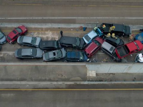 Tormenta causa choque masivo que deja 5 muertos en Texas 