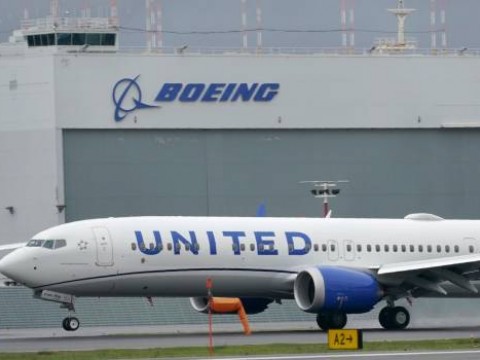 Un avi&oacute;n de carga Boeing 737 aterriza de emergencia frente a la costa de Haw&aacute;i