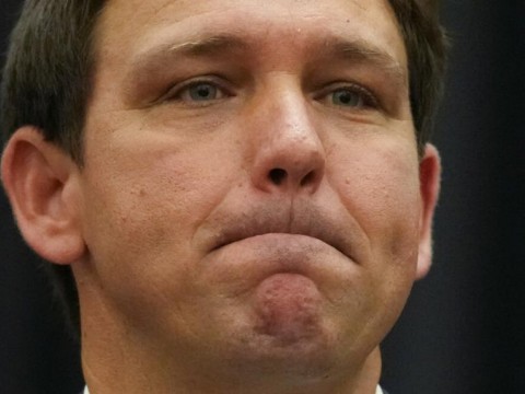 Piden una investigaci&oacute;n federal a DeSantis por los vuelos de inmigrantes