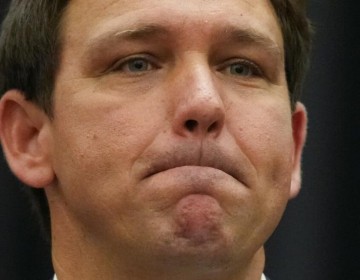 Piden una investigaci&oacute;n federal a DeSantis por los vuelos de inmigrantes