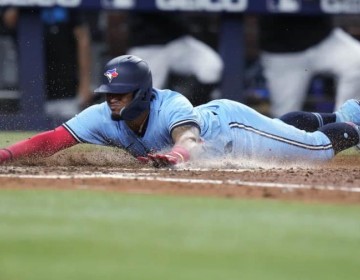 Clement y Springer remolcan con sencillos en la 8va; Arr&aacute;ez baja de los .400