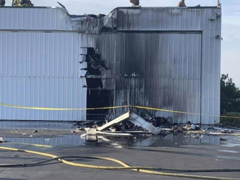 Tres muertos al chocar avi&oacute;n peque&ntilde;o con hangar en aeropuerto del sur de California