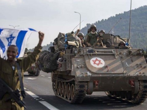 Llega a Israel el primer avi&oacute;n con ayuda de armamento procedente de Estados Unidos