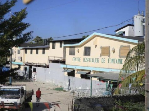 Hait&iacute;: polic&iacute;a rescata a mujeres y ni&ntilde;os despu&eacute;s de que pandilleros rodearan un hospital