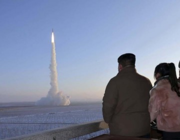 L&iacute;der norcoreano amenaza con "acciones m&aacute;s ofensivas" contra EEUU tras observar prueba de misil