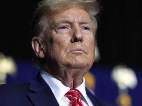 Donald Trump se sienta en el banquillo en Nueva York en un juicio hist&oacute;rico