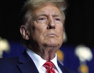 Donald Trump se sienta en el banquillo en Nueva York en un juicio hist&oacute;rico