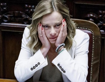 Giorgia Meloni enfrenta las inc&oacute;modas pr&aacute;cticas xen&oacute;fobas del movimiento juvenil Fratelli d'Italia