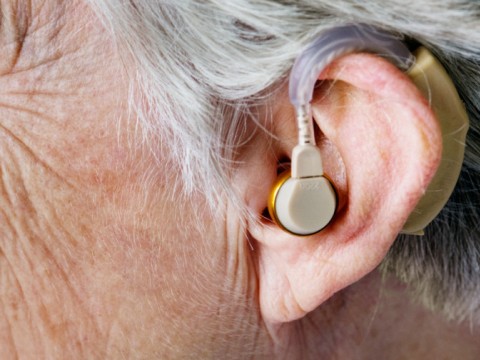 Conape suple aud&iacute;fonos a adultos mayores con sordera