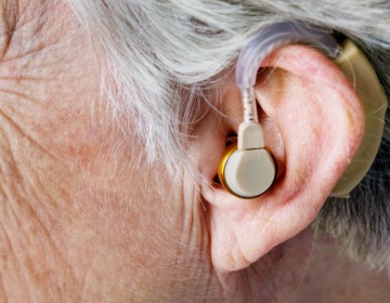 Conape suple aud&iacute;fonos a adultos mayores con sordera