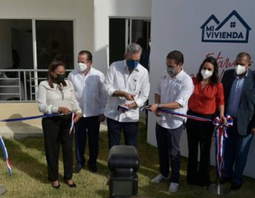 Presidente Abinader entrega 56 apartamentos en SDN, incluyendo a la madre de Marileidy Paulino