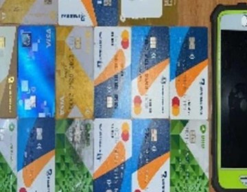 Arrestan hombre que consumi&oacute; miles de pesos con 14 tarjetas robadas en La Romana
