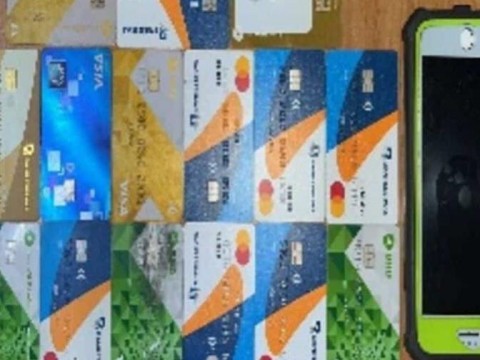 Arrestan hombre que consumi&oacute; miles de pesos con 14 tarjetas robadas en La Romana