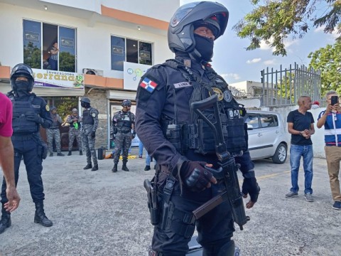Apresan a 11 polic&iacute;as vinculados a muerte de cinco hombres en Santiago